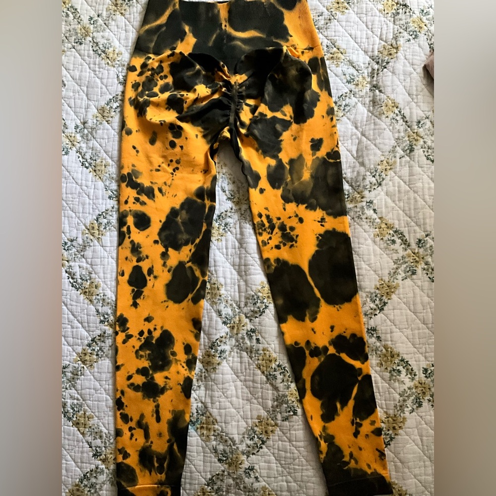 Stylish Black and Orange Tie-Dye Leggings for Gym/Yoga 🧘‍♀️